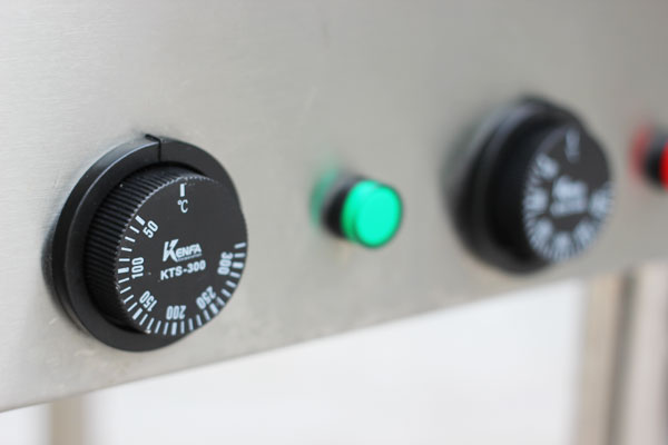 2 núm điều khiển, kiểm soát công suất và nhiệt độ trên bếp chiên nhúng CNV-20L